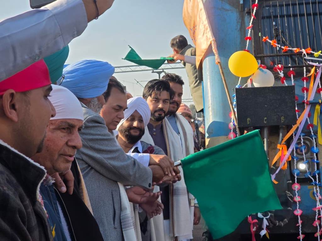 MP Dr Raj flagged off the train carrying Sant Niranjan Das and his followers to Varanasi